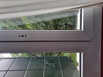 Zugeschraubte Fenster / und Jalousien