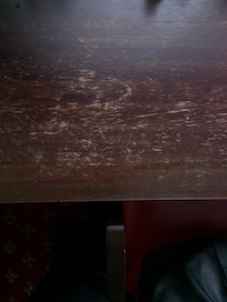 stark abgenutzte Oberfläche Schreibtisch
