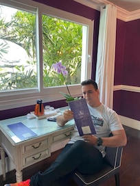 no quarto, janela vista piscina.