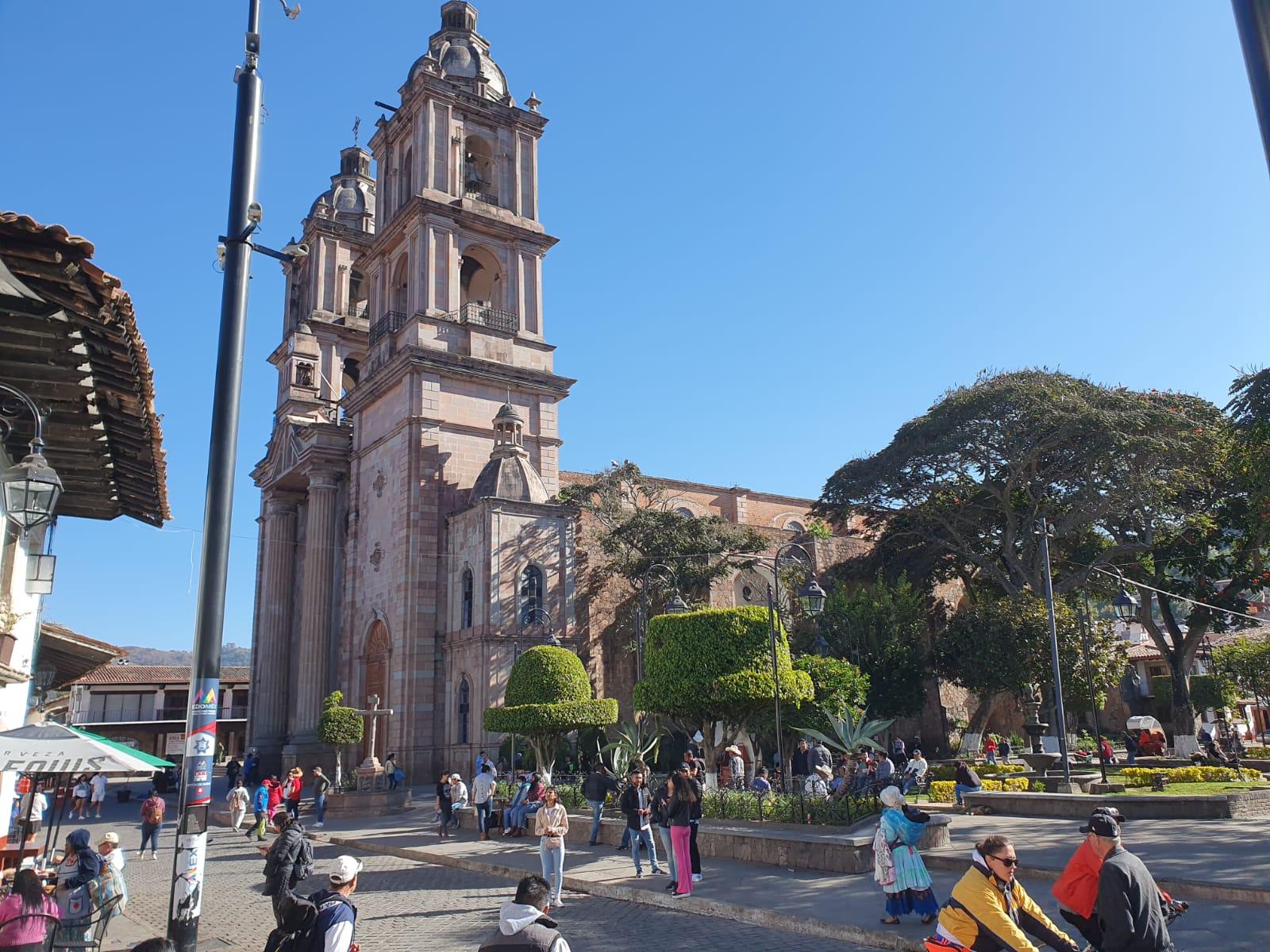 Iglesia de San Francisco de Asis desde la entrada del hotel La Dorada Town View