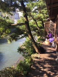 Petite terrasse surplombant la rivière