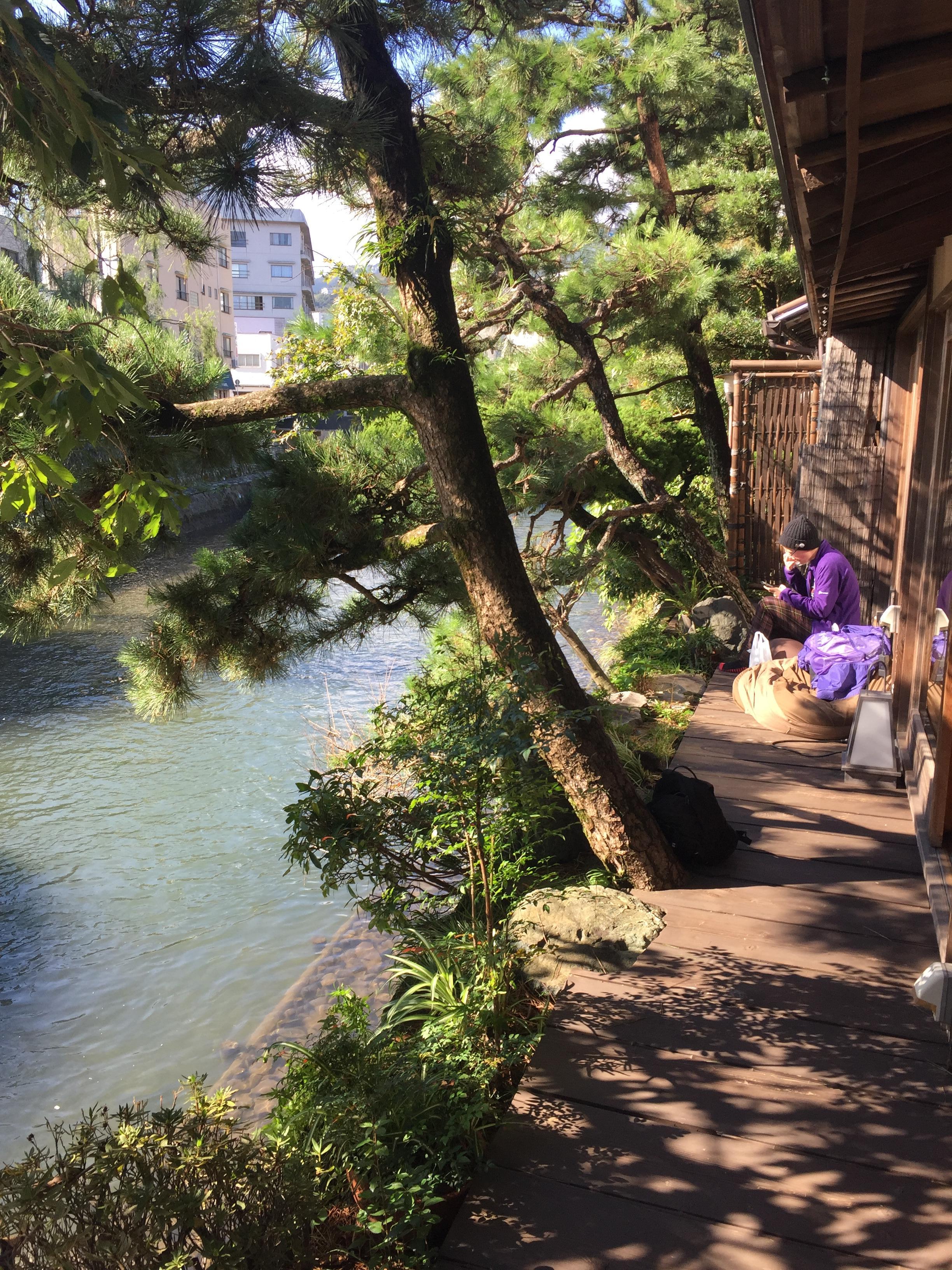 Petite terrasse surplombant la rivière 