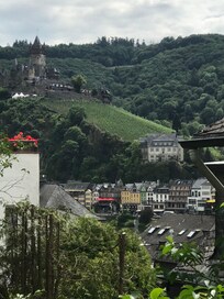 Udsigt fra værelserne er flot hvis man kan kigge mod Moselfloden