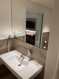 Waschbecken mit Seifenspender