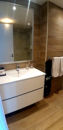 SDB avec articles de toilettes