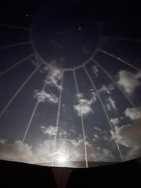 Lua nascendo vista da cama