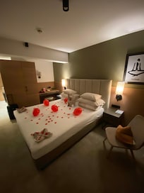 Besonders geschmücktes Zimmer für Geburtstag