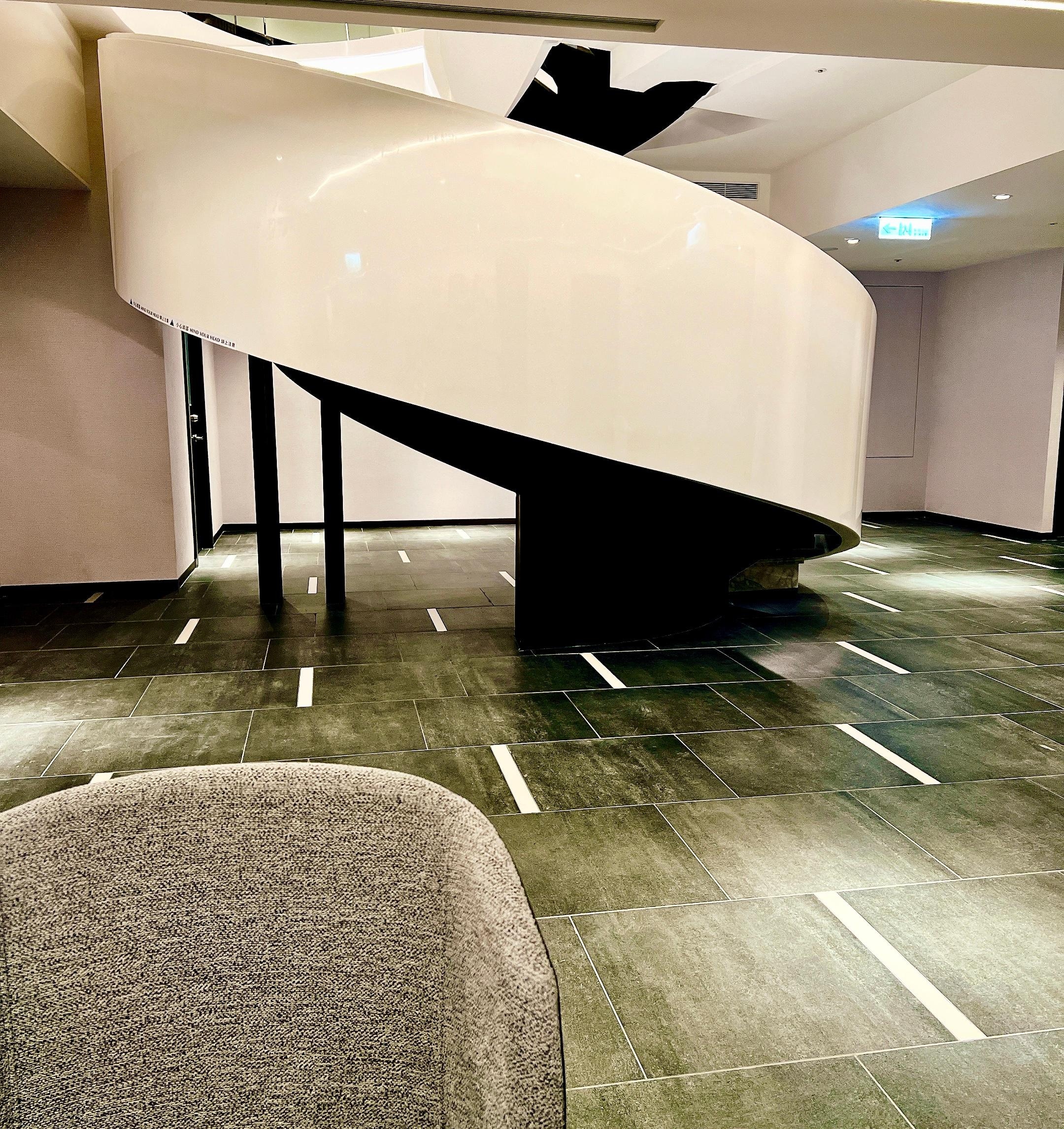 前往地下一樓早餐用餐區，樓梯間一角