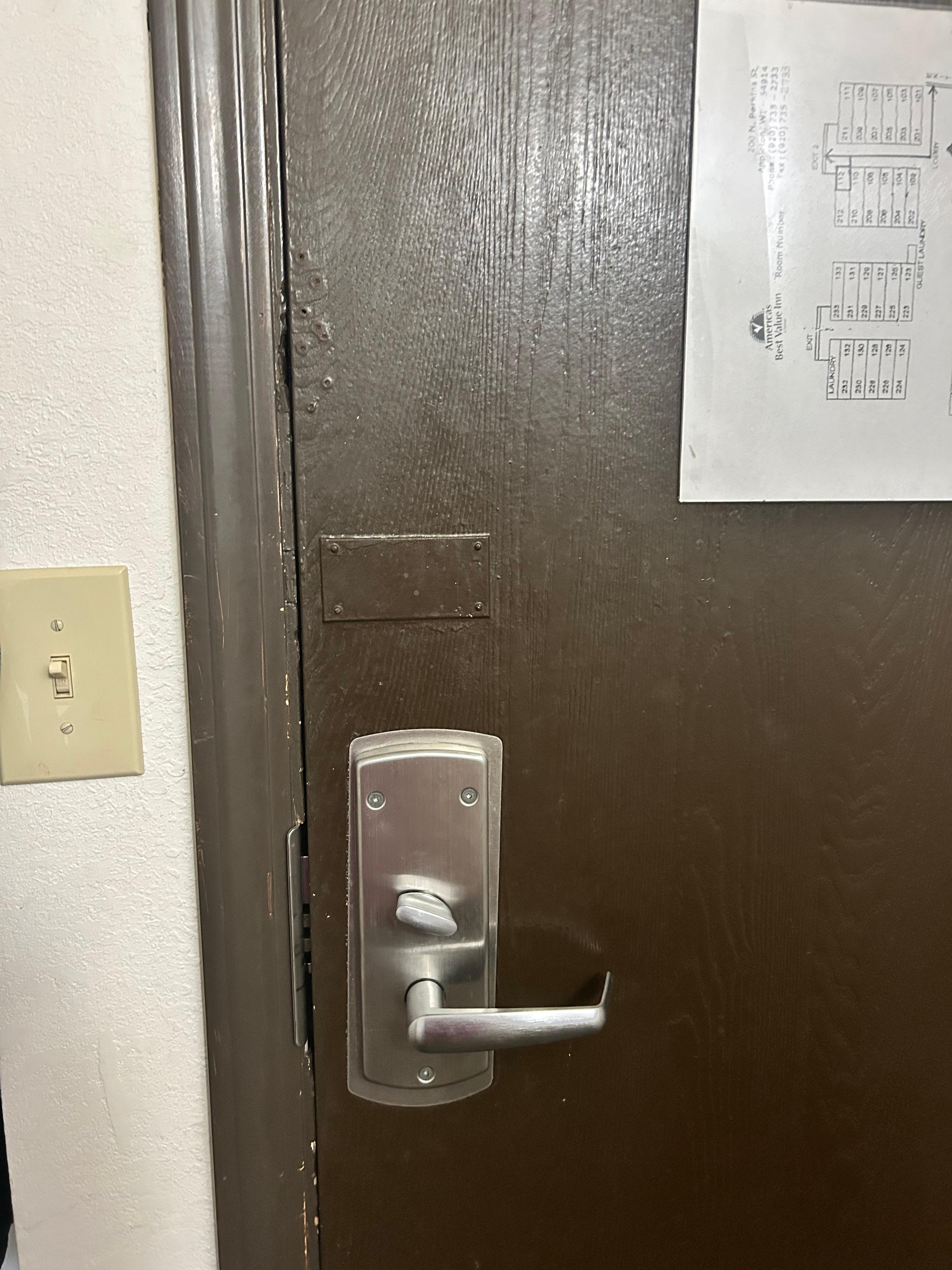 No deadbolt latch 