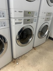 Não existia nenhuma mesa para apoiar as roupas ou cesto
Além da sujeira