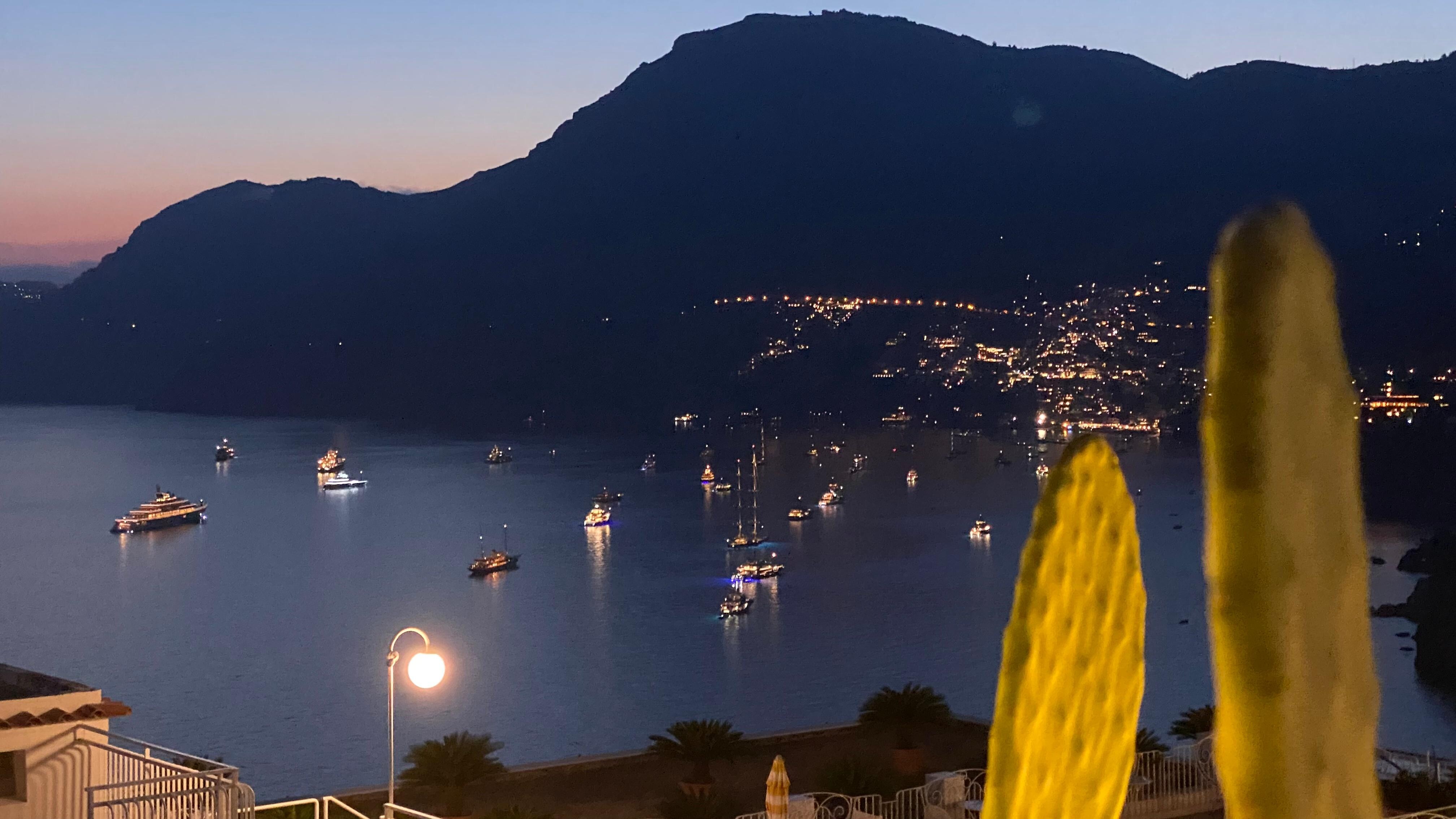 Vue de nuit depuis la terrasse de l hôtel