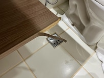 Praticamente todos os móveis velhos. Paredes sujas.