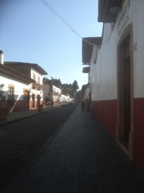 Quartier de l'Hotel, Rue aux façades rouges et blanches, et toits de tuiles rouges, typiques à l'Etat de Jalisco.