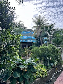 Hotel El Castillo Romano tra la vegetazione tropicale