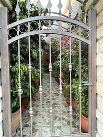 Entrée à Pegasus Rooms