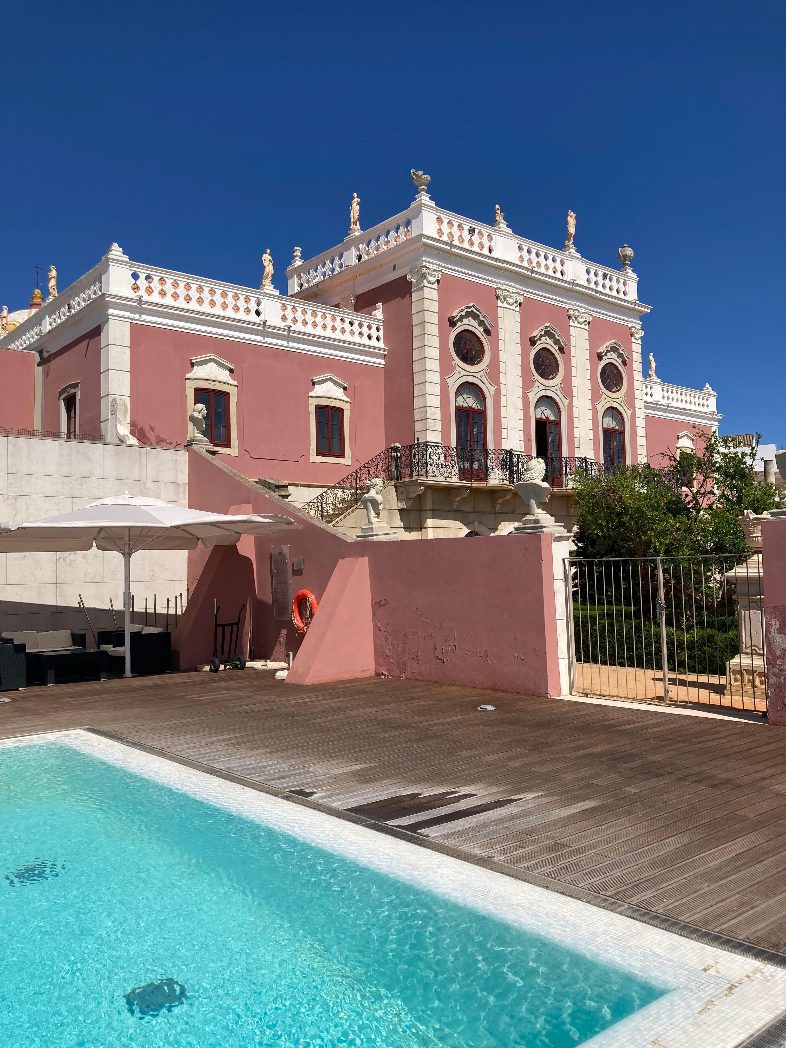 Piscine et Hotel