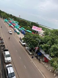 View setting up market