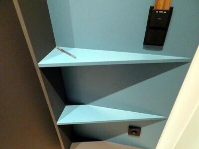 The triangular shelves. The pen on the top shelf gives you an idea of the size of the shelf.
