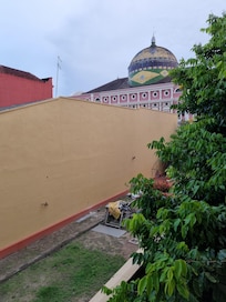 Vista lateral do Teatro Amazonas pela janela do corredor do Hotel