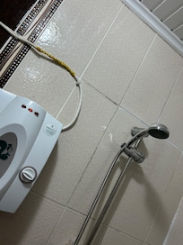 Fili elettrici accanto alla doccia