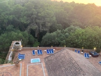 Vue sur le côté piscine et détente