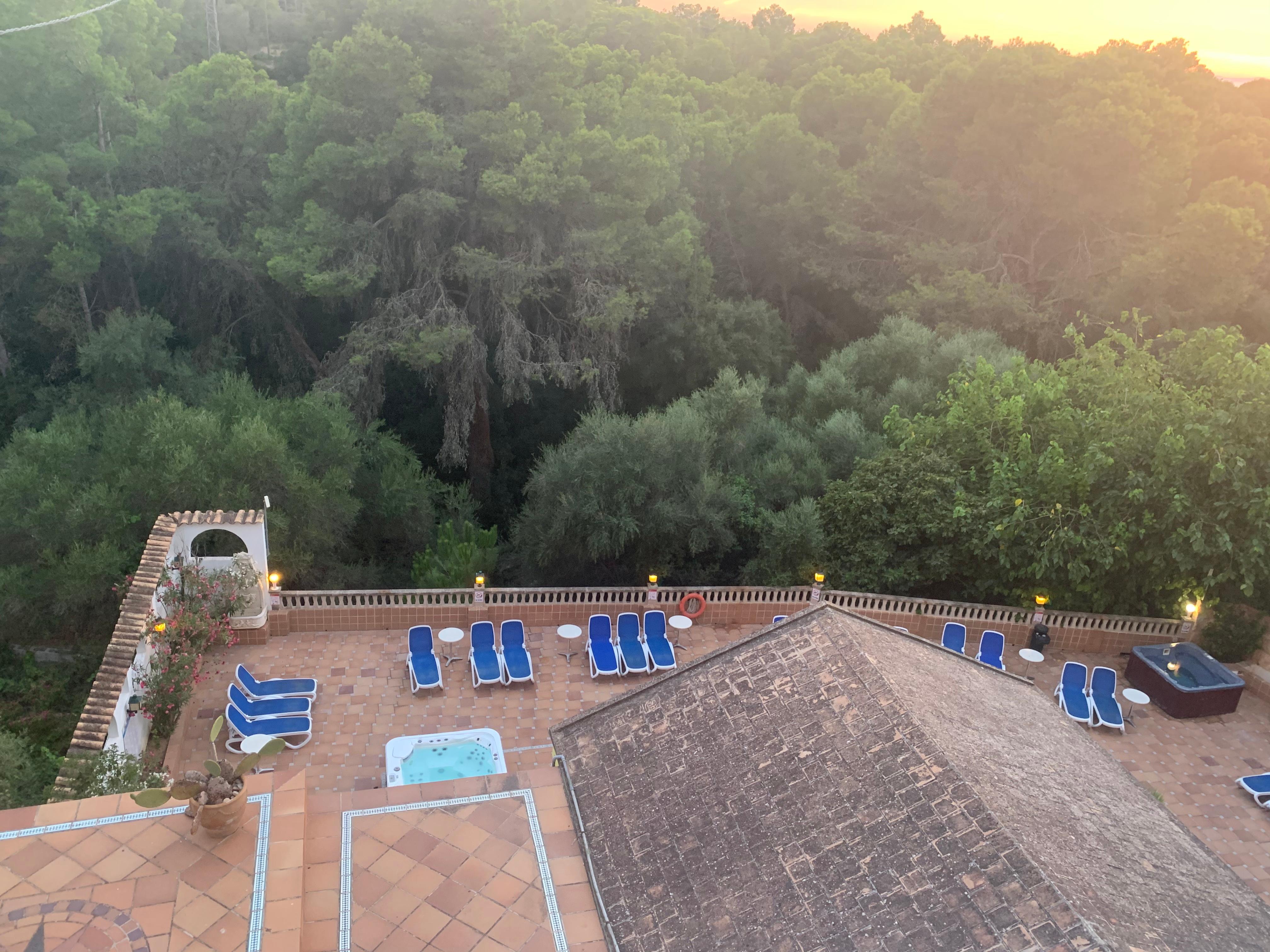 Vue sur le côté piscine et détente 