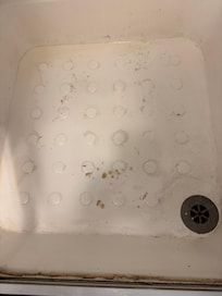 Brusenichen efter de havde været forbi for at fixe bruseren. Hvilket ikke skete.