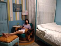 這是一樓的套房,房間空間雖然坪數不大,但是安排得宜,其實一點都不侷促,然後門後是挺大的衛浴