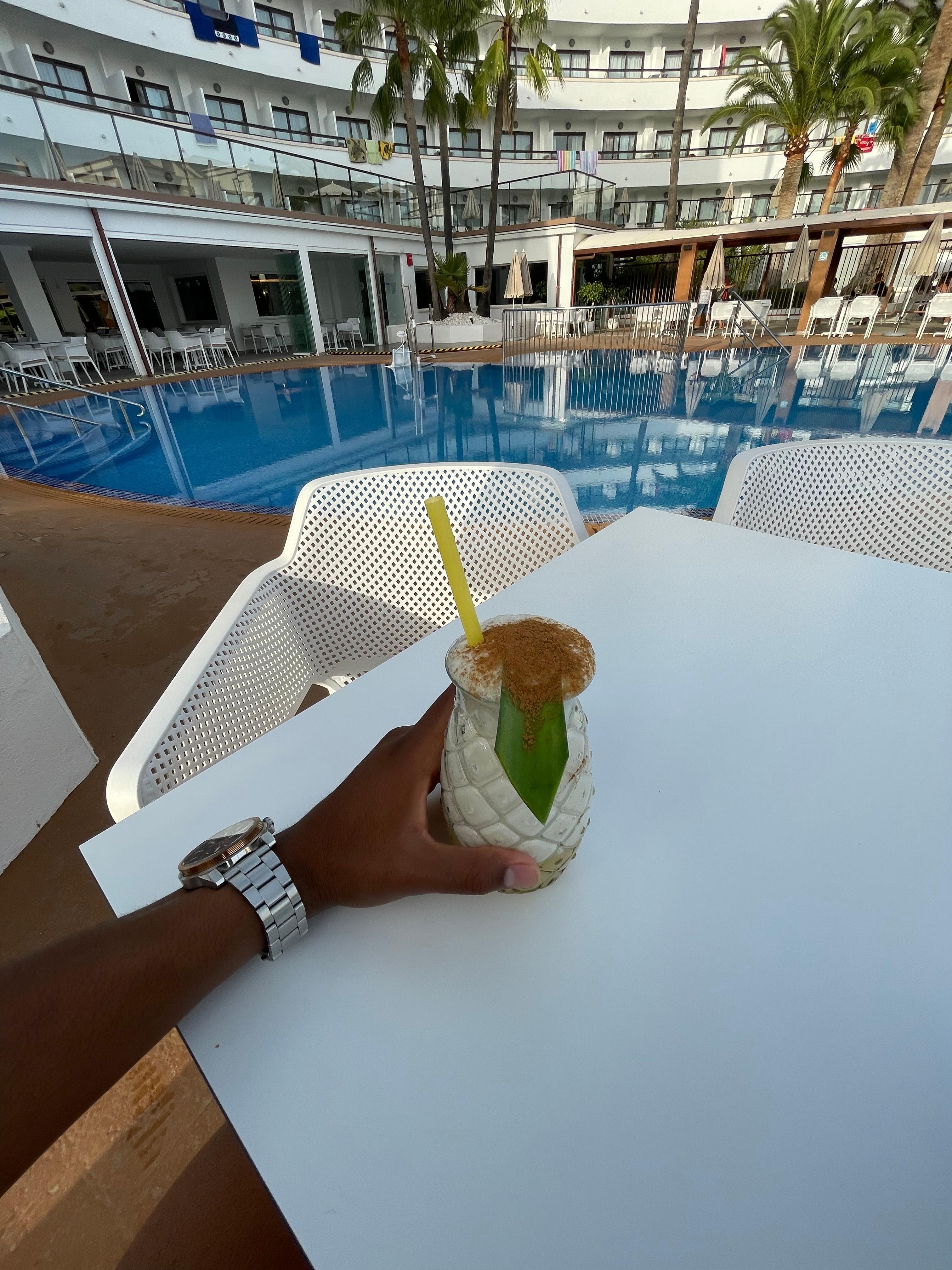 Piña colada en la piscina del hotel.