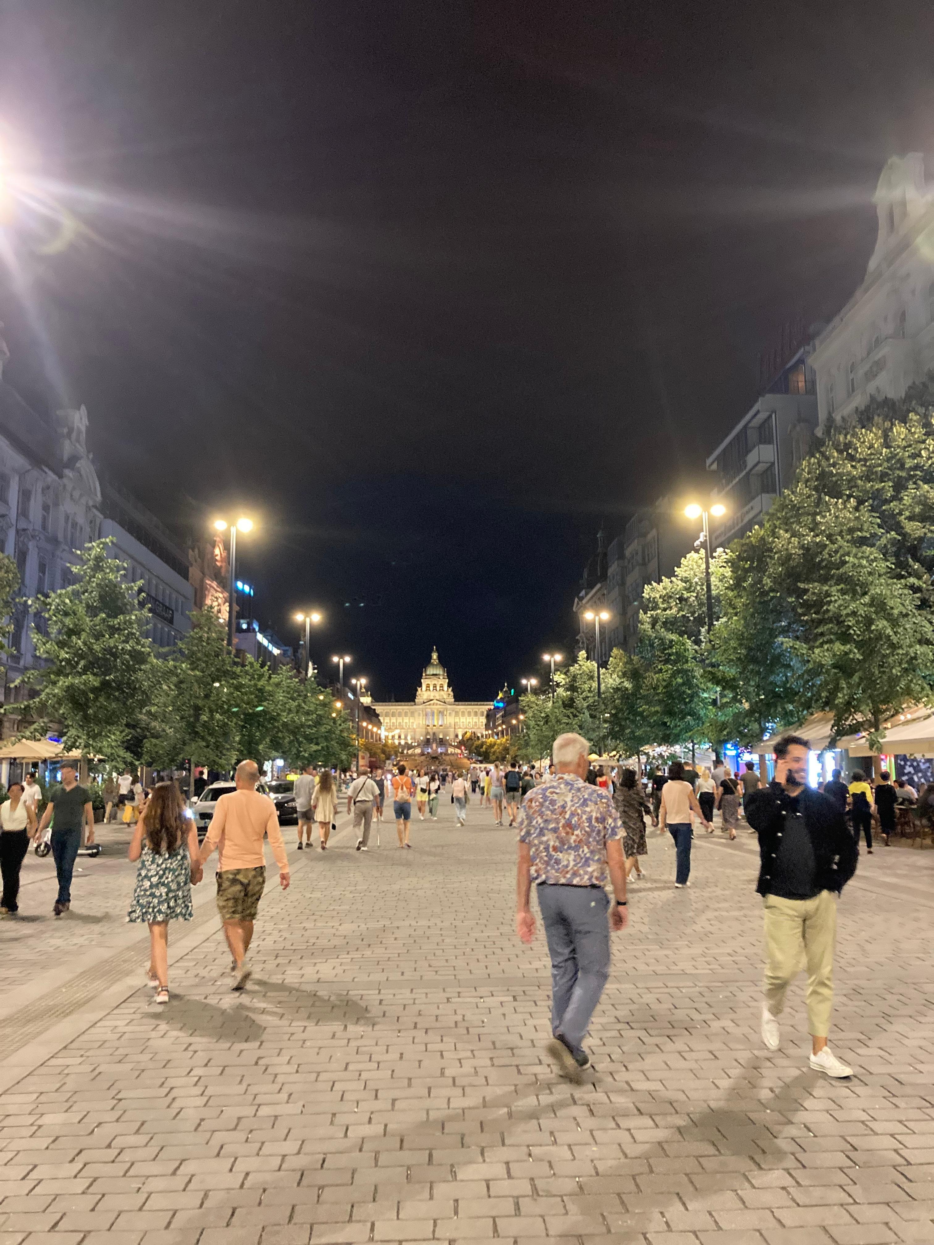 HÀrlig sommarkvÀll pÄ gatan utanför hotellet.