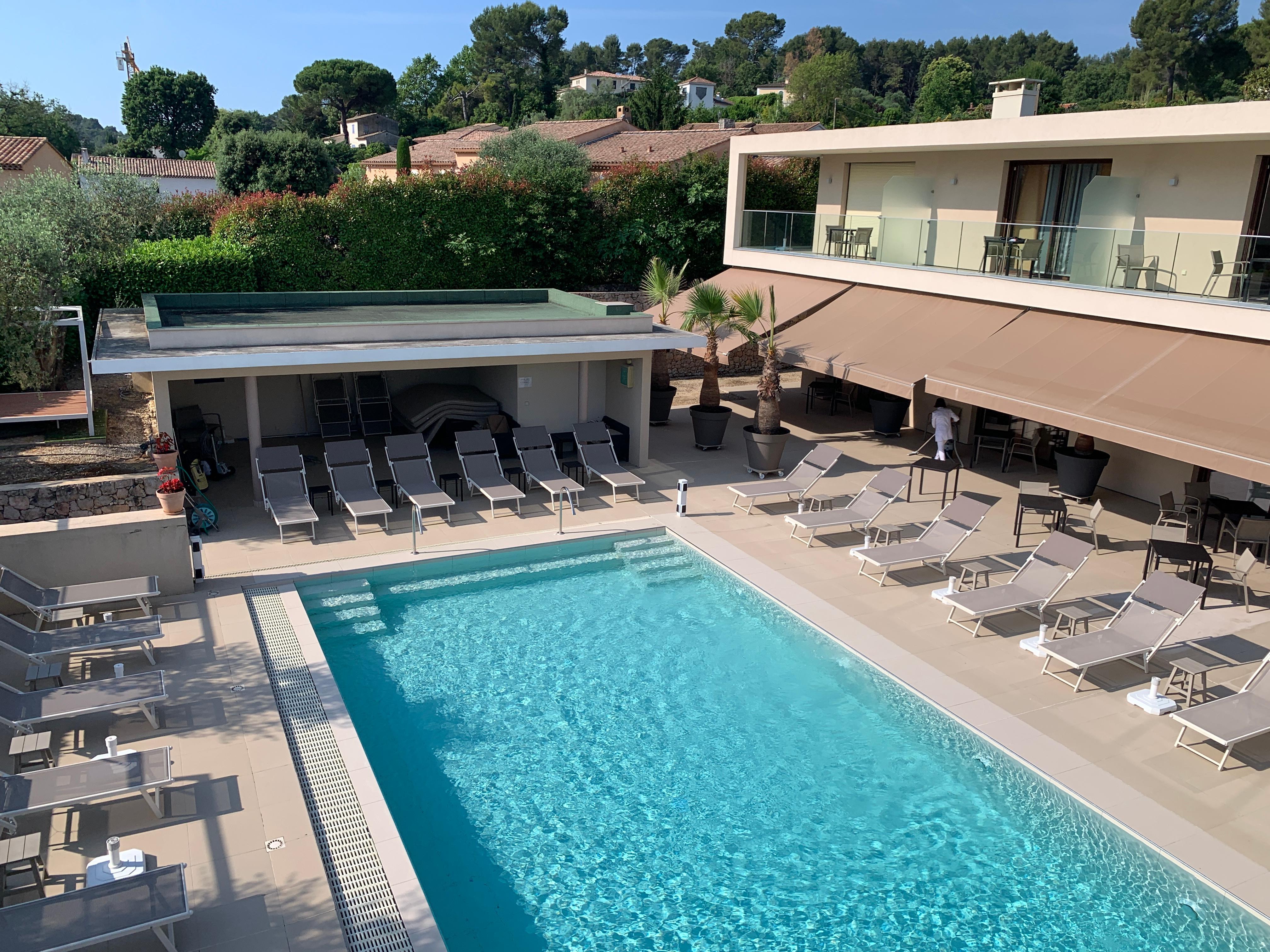 Les chambres donnent directement sur la piscine en RDC. Il y a également des chambres en étage au 1er.