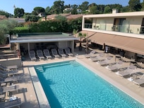 Les chambres donnent directement sur la piscine en RDC. Il y a également des chambres en étage au 1er.