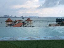 Från takterrassen med infinity pool