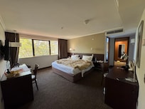 Quarto com vista para frente do hotel/avenida