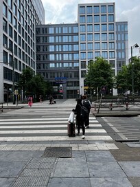 Foto tirada logo na saída da estação Bruxelas midi , é só atravessar a rua e pronto , chegamos no hotel.