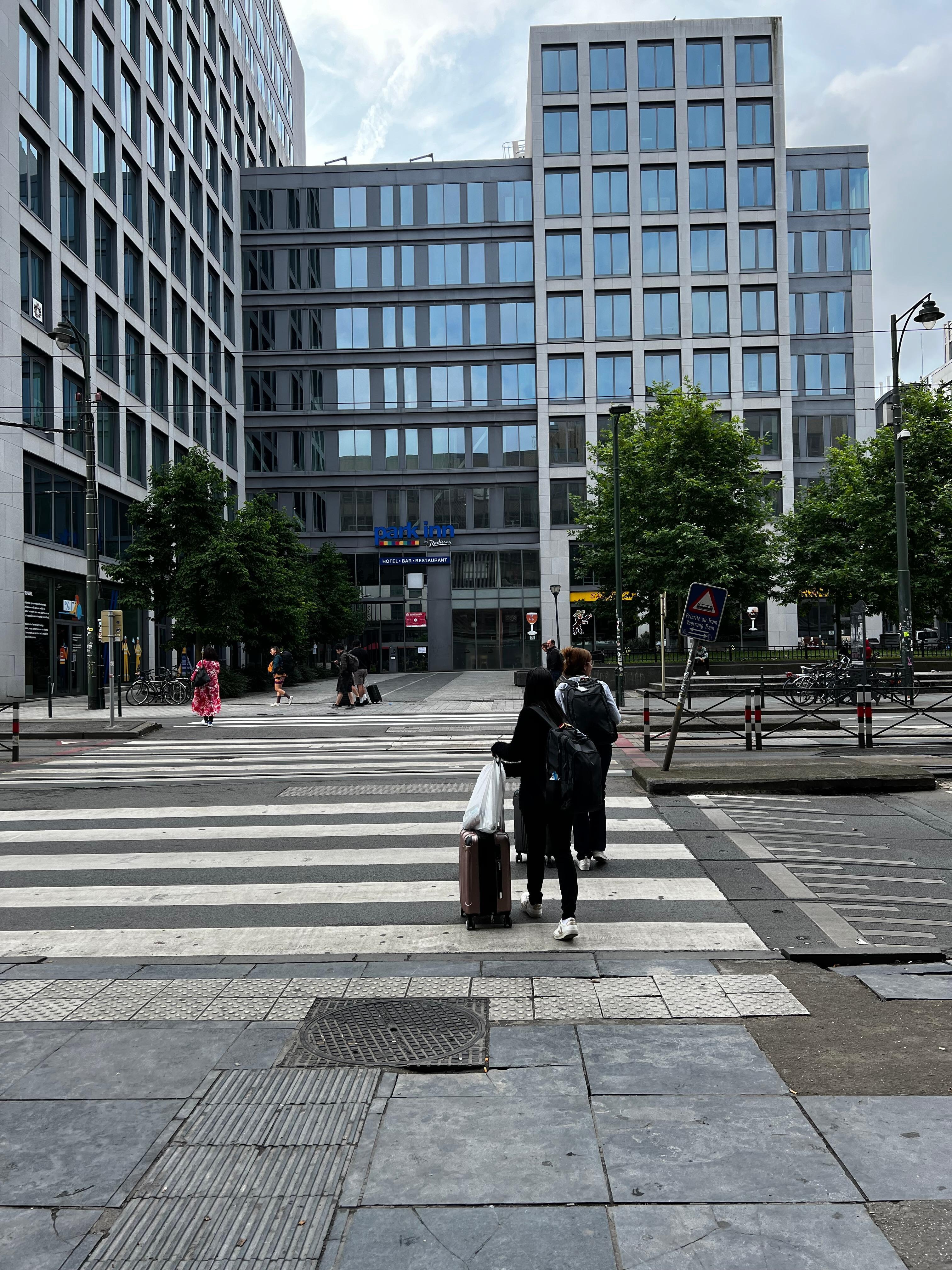 Foto tirada logo na saída da estação Bruxelas midi , é só atravessar a rua e pronto , chegamos no hotel.
