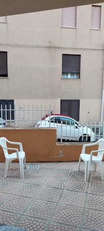 Voilà la vue sur mer, sans table pour manger mais seulement 2 chaises..