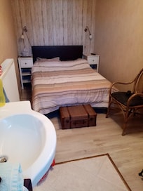 30cm de chaque cÎté du lit, lavabo dans la chambre