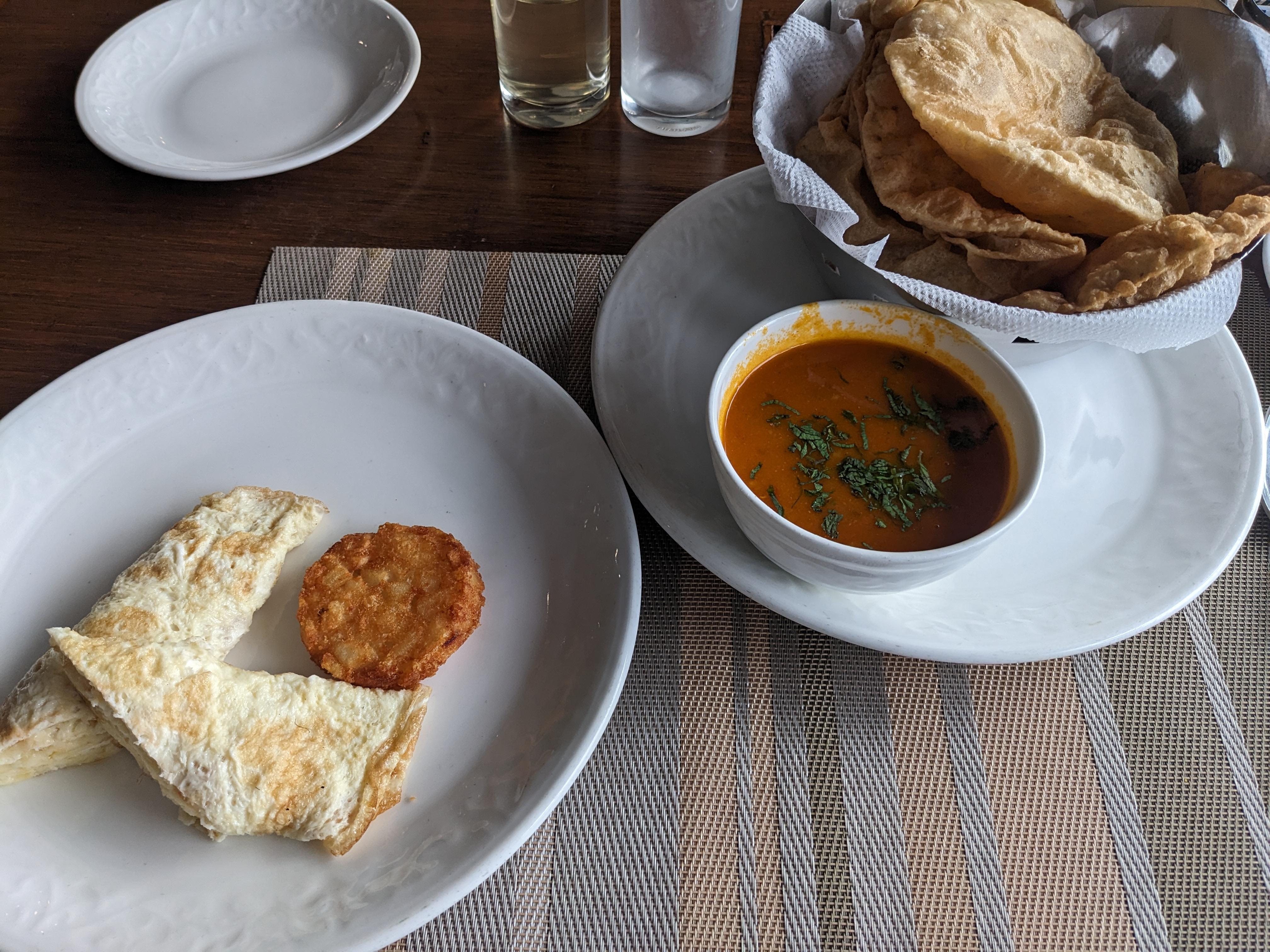 朝食がおいしい。
チーズオムレツ
POORI BHAJI。