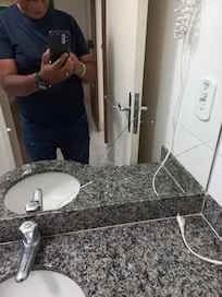 Espelhos quebrados, nós 2 banhos.