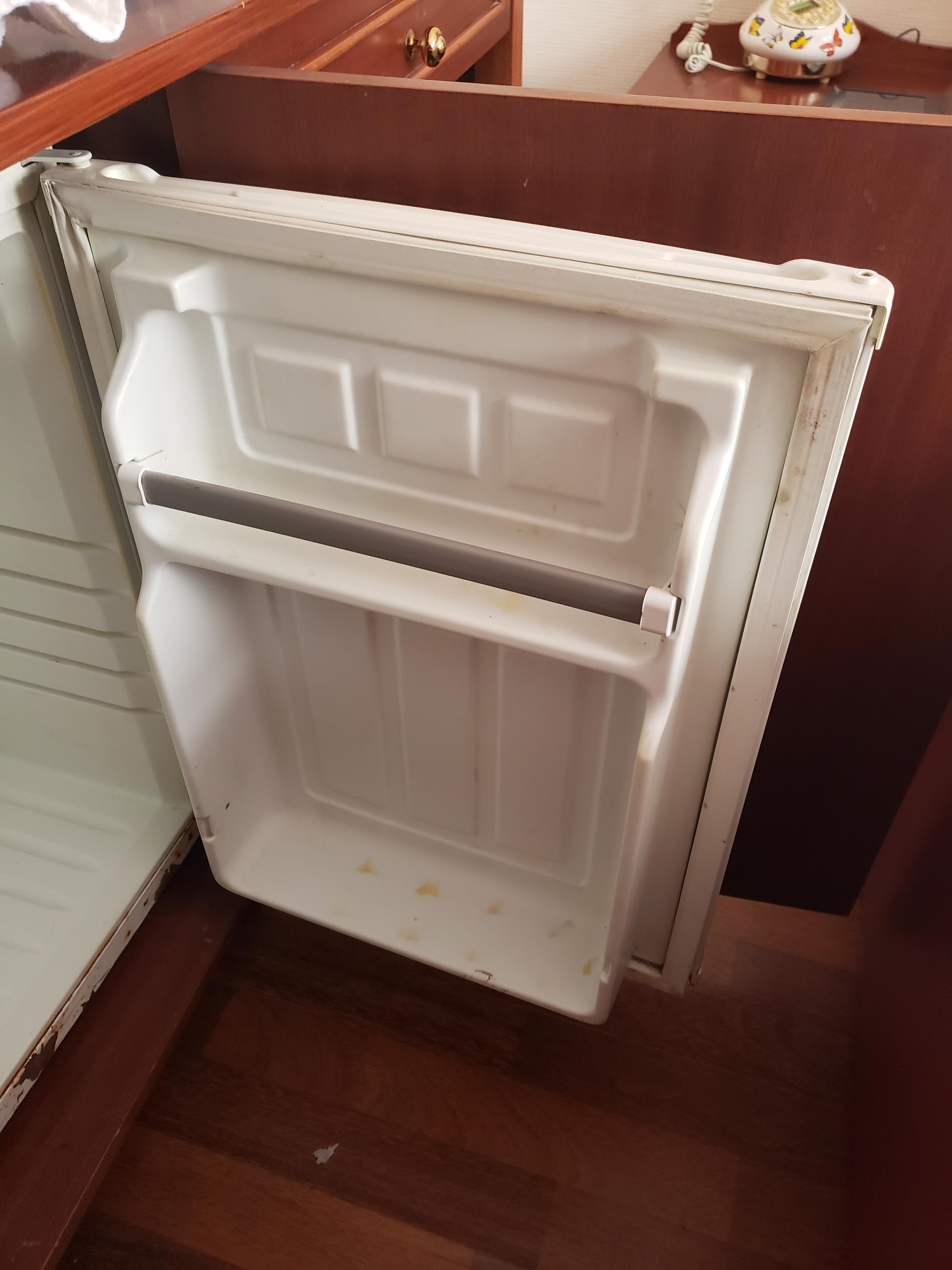 Dirty fridge (2/2)
