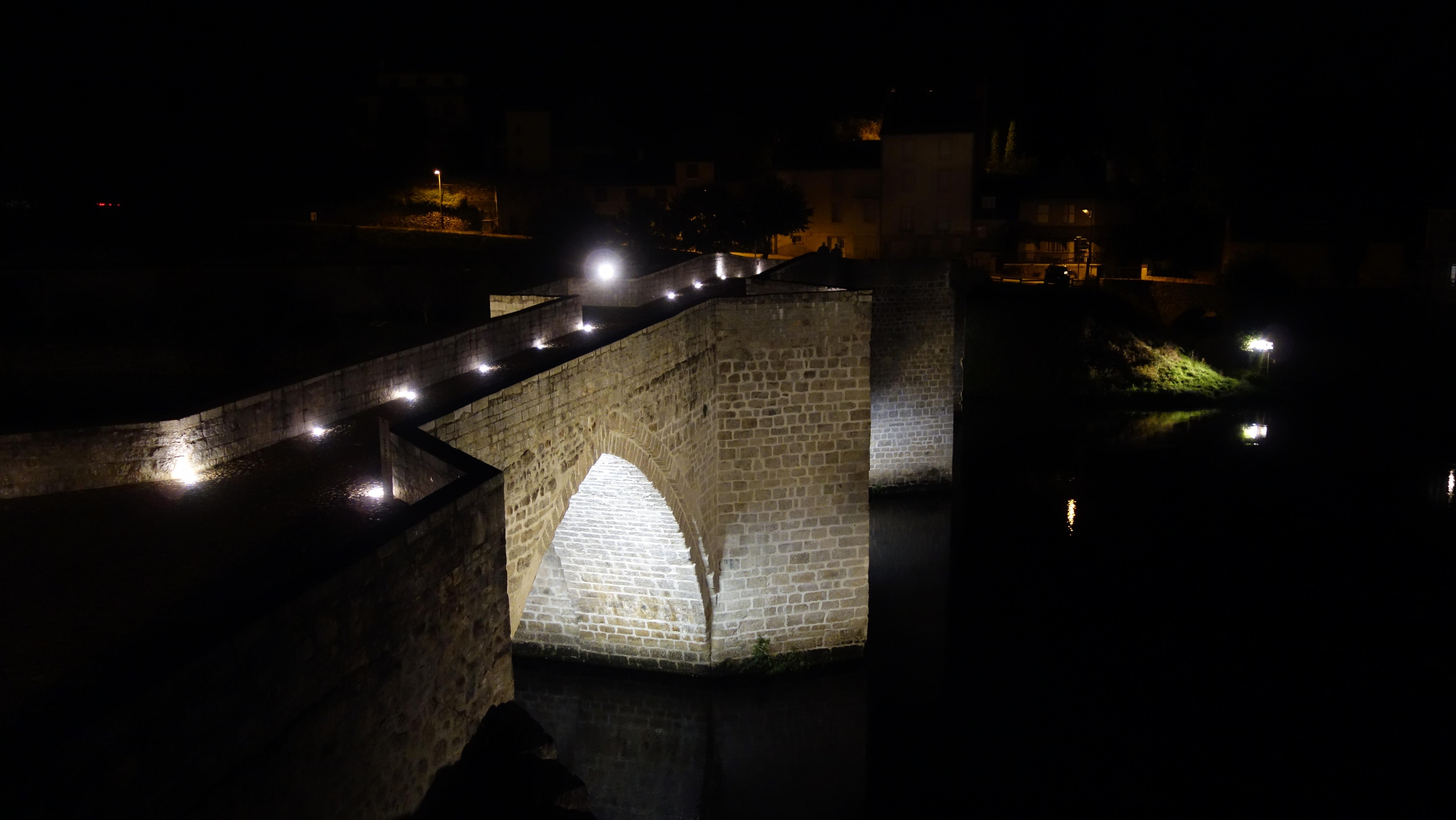 Vieux pont sur la Truyère à Entraygues