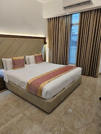 Big room and comfortable bed.