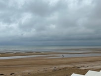 La plage est juste à côté un peu couvert ce jour là mais ont a eu des bonnes journées de soleil