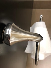 Porte papier toilette prĂȘt Ă tomber