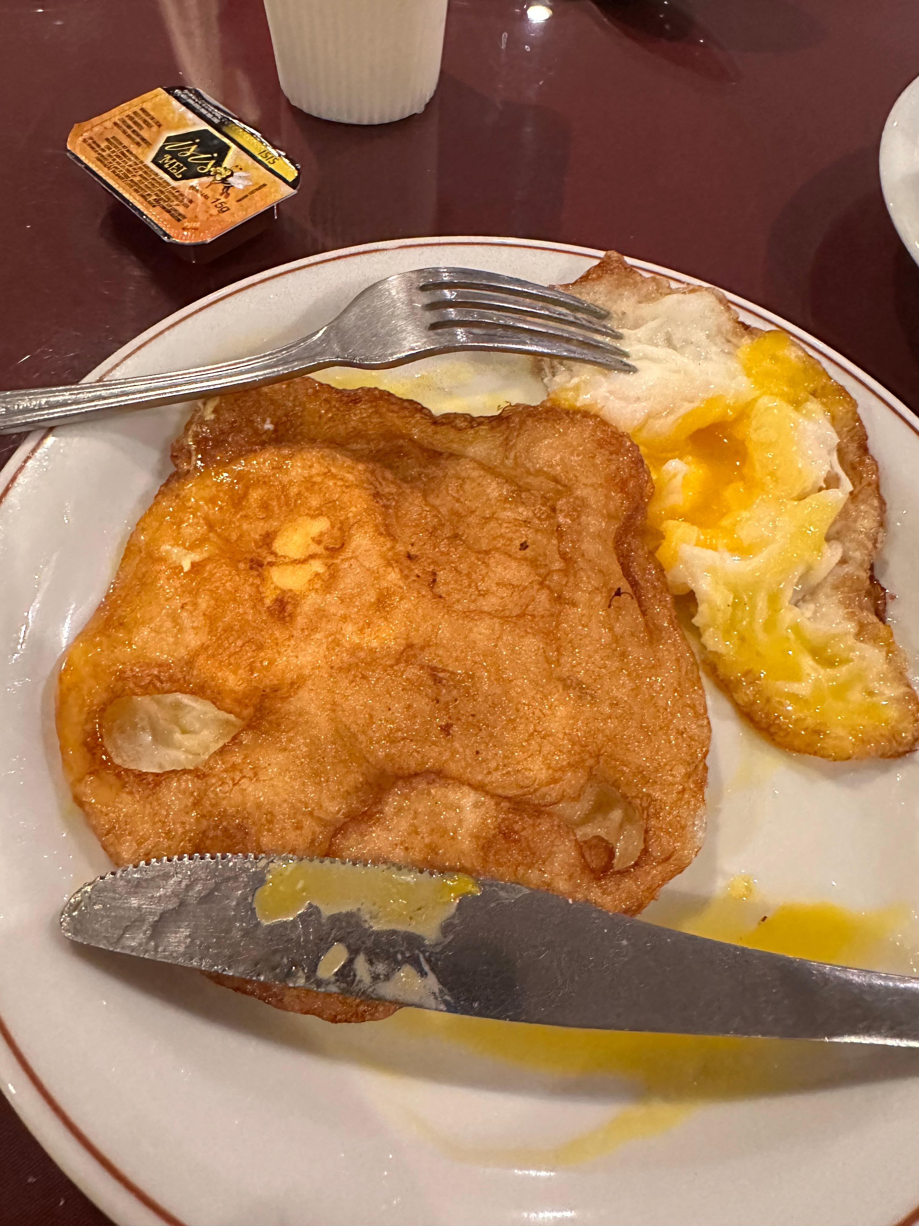 Não consegui comer mas o rapaz do restaurante muito educado pediu desculpas pelo fato . 