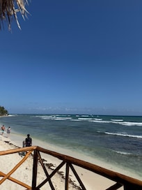 La playa del hotel súper bonita