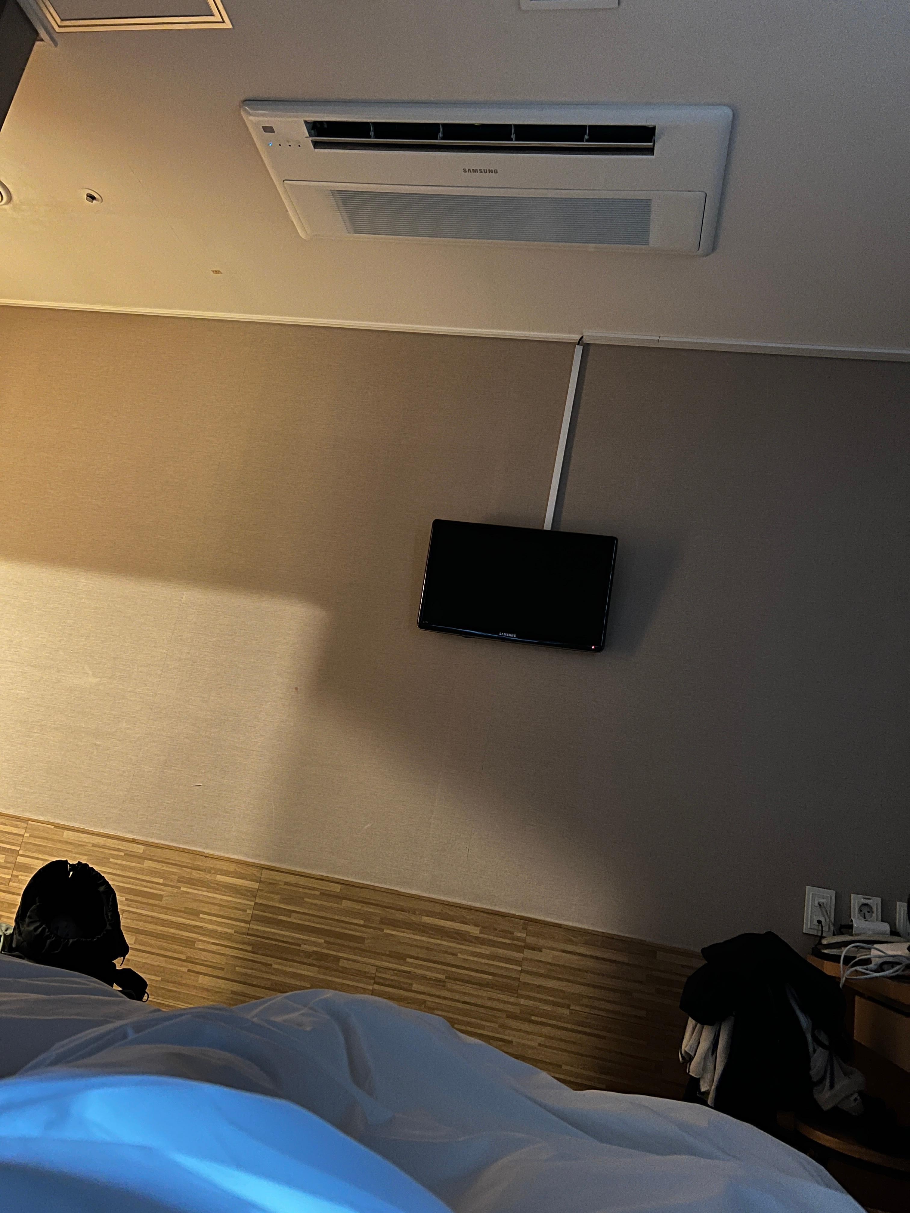 風口位對正床頭床身吹~