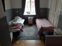 Habitación antigua, camas pequeñas