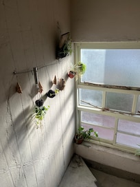 階段を上がって部屋まで行きます